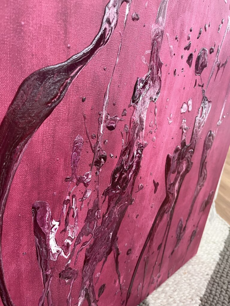 Abstraktne struktuurmaal Purple Flower lillades ja roosades toonides, kus tekstuursed lilled meenutavad tantsivaid figuure.