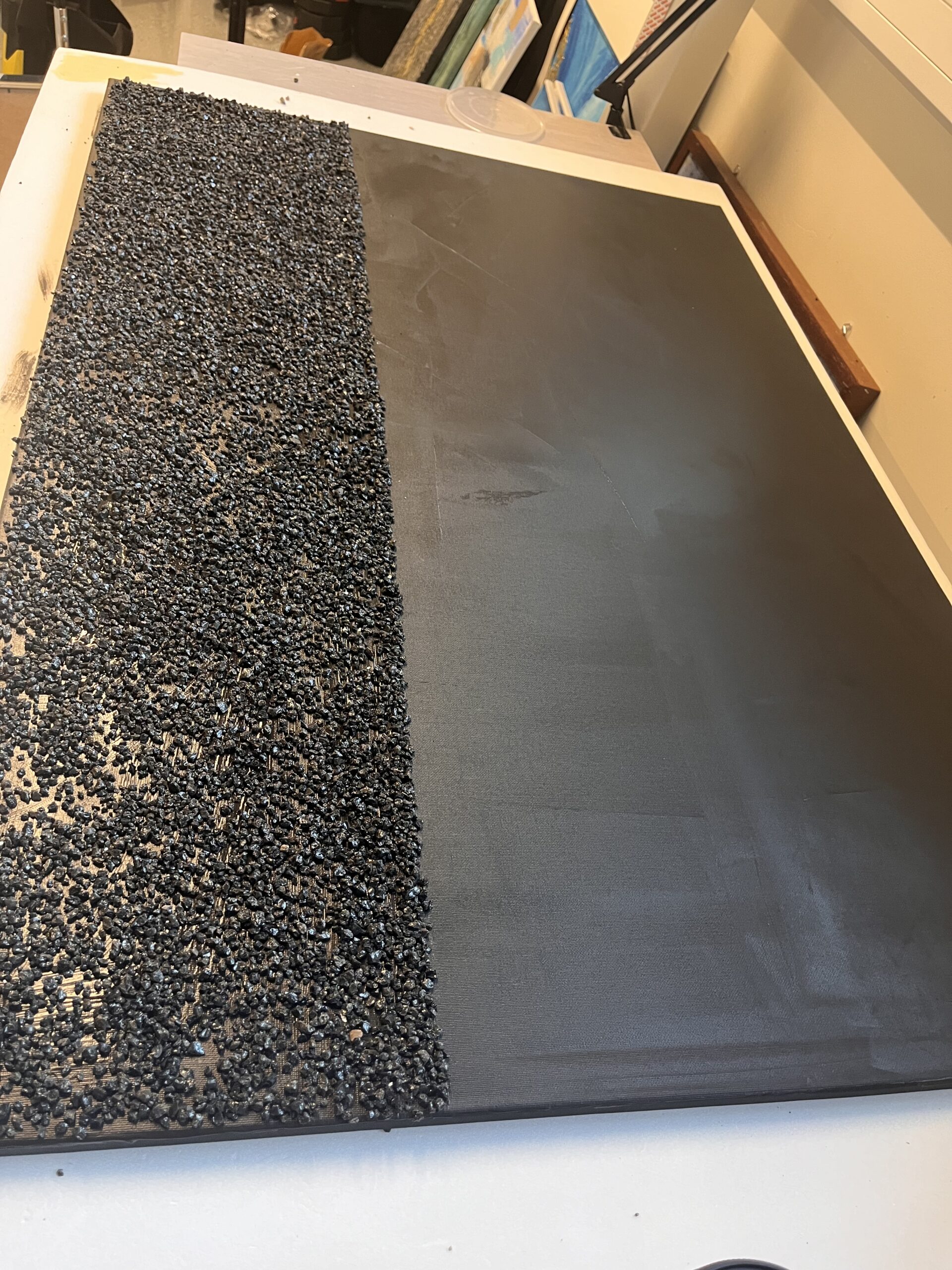 Suur 72x110 cm must struktuurmaal System of The Black Stones. Ülemine kolmandik on kaetud sätendavate mustade kivikestega.