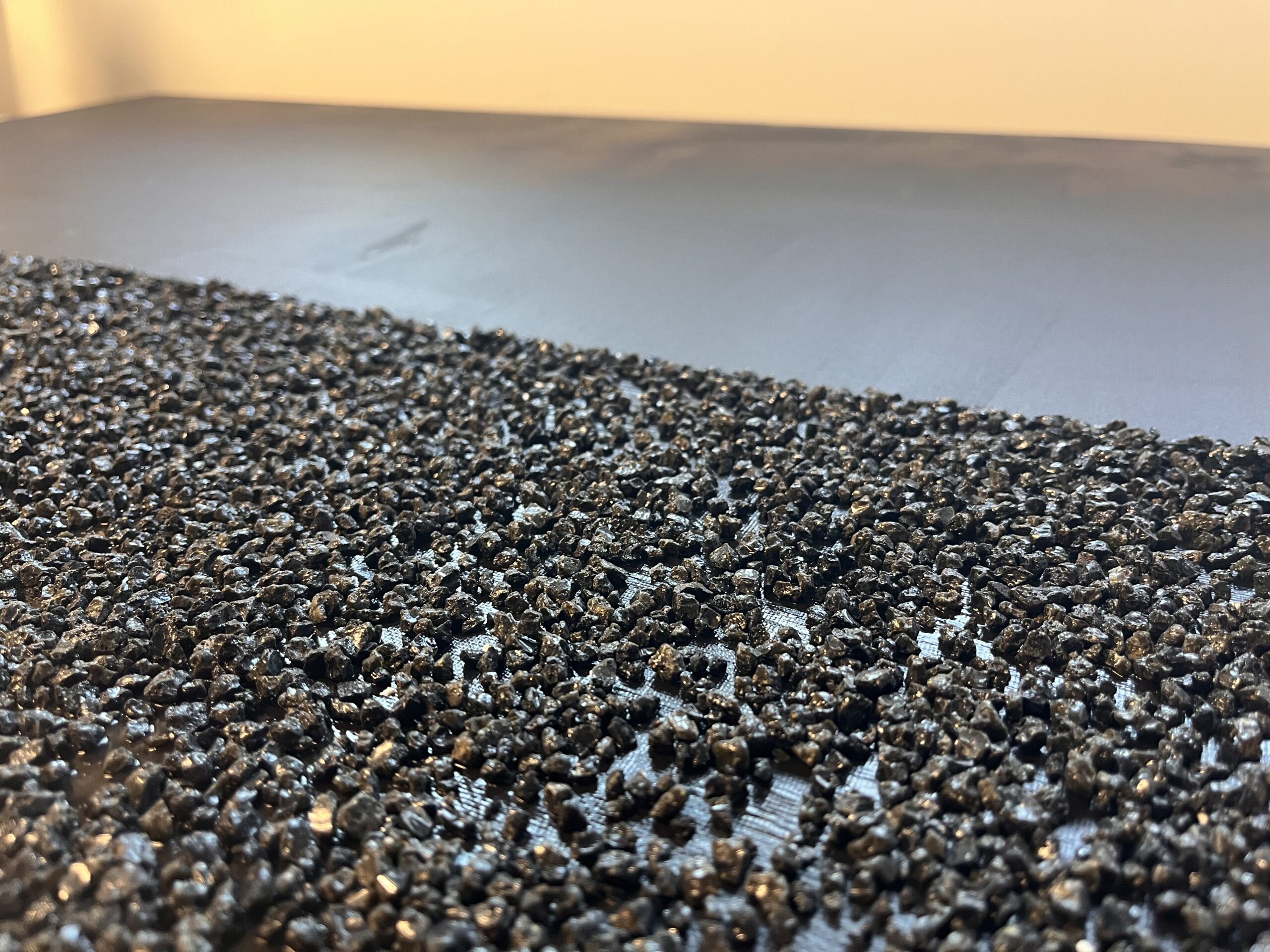 Suur 72x110 cm must struktuurmaal System of The Black Stones. Ülemine kolmandik on kaetud sätendavate mustade kivikestega.