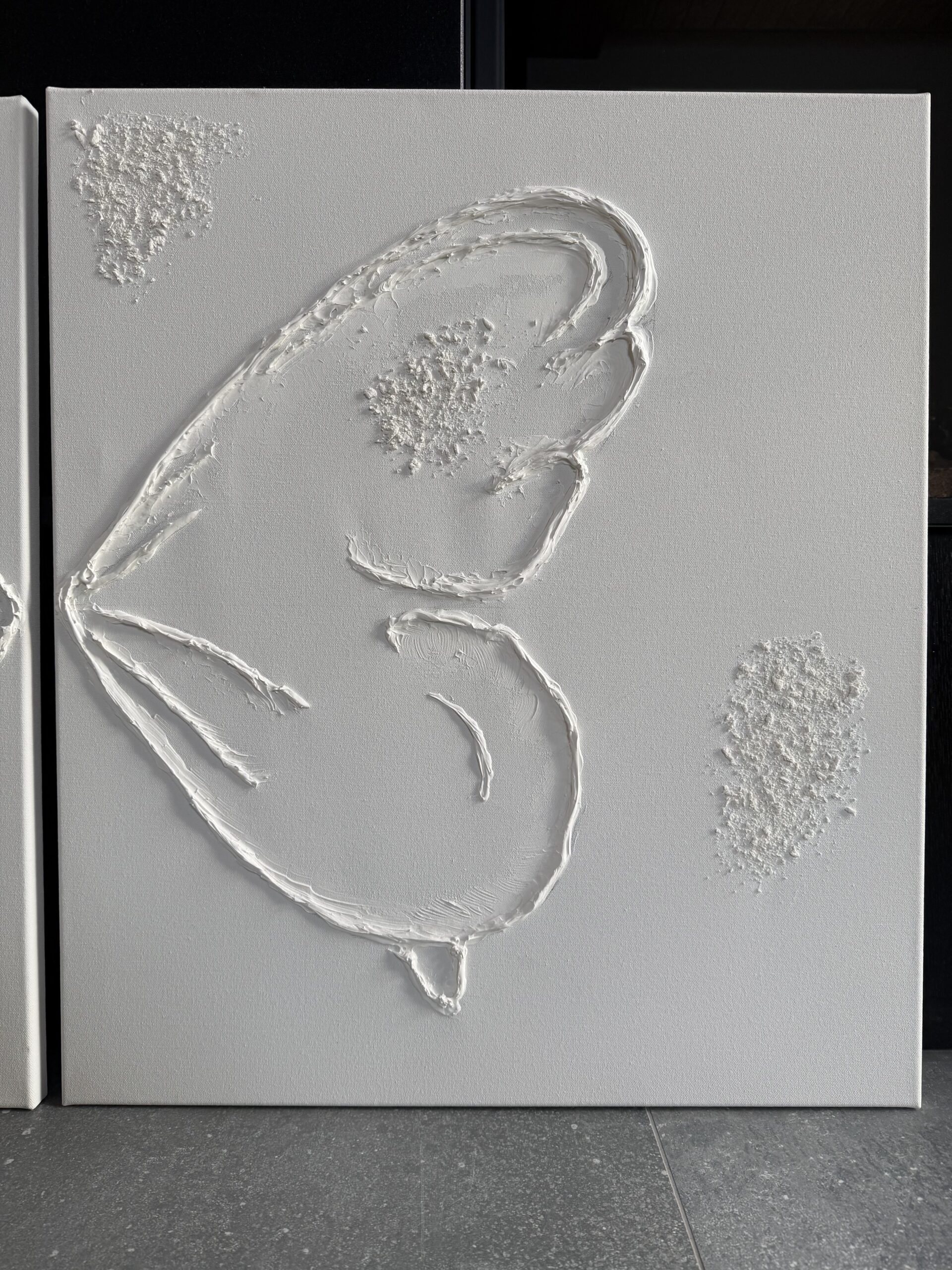 Kaheosaline lumivalge struktuurmaal liblikas. Minimalistlik akrüülmaal kahel lõuendil, kus tekstuuriga on moodustatud poolitatud liblika tiivad.