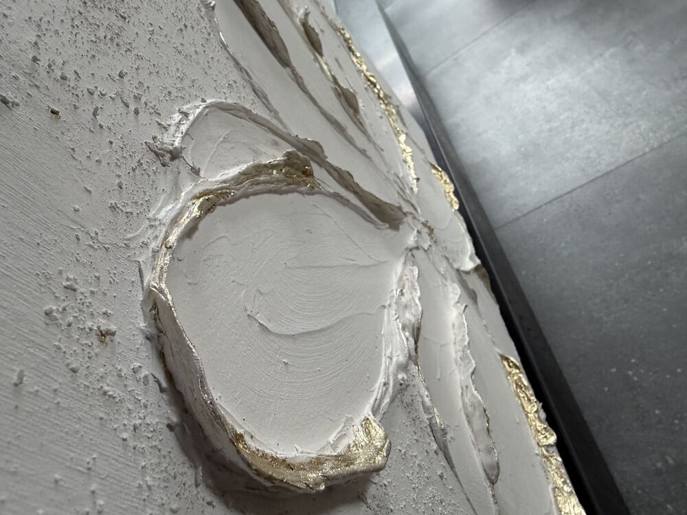 Suuremõõtmeline valge struktuurmaal suure lilleõiega, mida kaunistab luksuslik kuldpuru. Reljeefne ja särav akrüülmaal lõuendil.