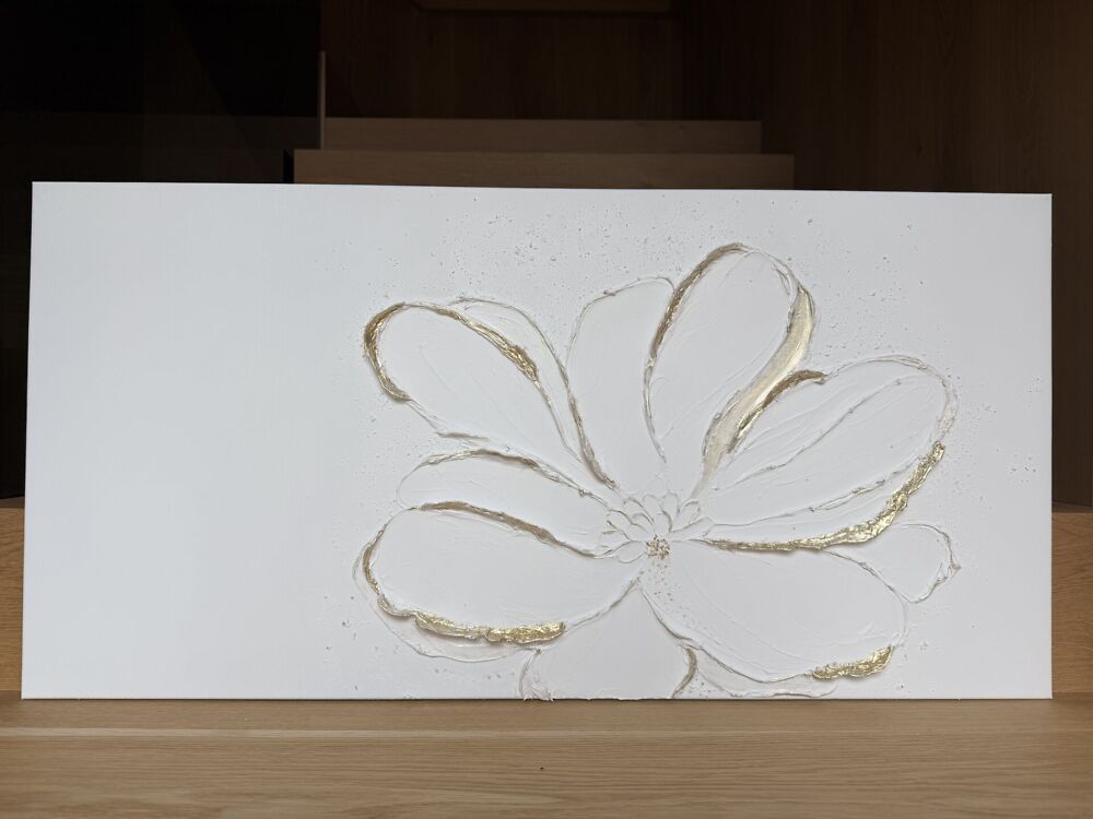 Suuremõõtmeline valge struktuurmaal suure lilleõiega, mida kaunistab luksuslik kuldpuru. Reljeefne ja särav akrüülmaal lõuendil.