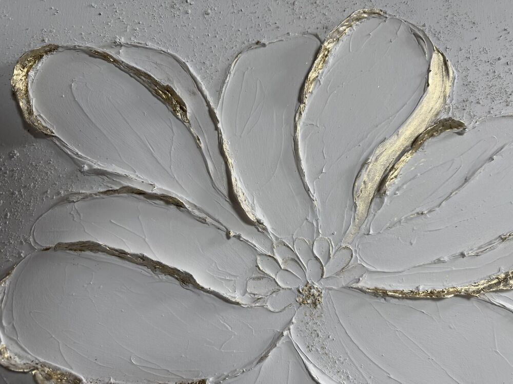 Suuremõõtmeline valge struktuurmaal suure lilleõiega, mida kaunistab luksuslik kuldpuru. Reljeefne ja särav akrüülmaal lõuendil.