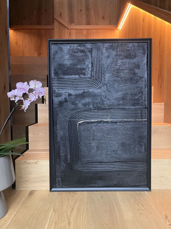 Suur 60x90 cm struktuurne akrüülmaal Black and Gold Edition. Mustal taustal reljeefne kuldne muster.