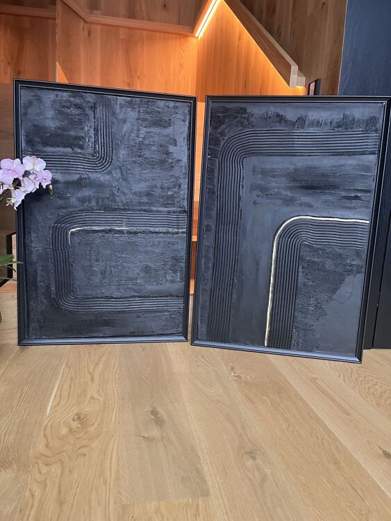 Suur 60x90 cm struktuurne akrüülmaal Black and Gold Edition. Mustal taustal reljeefne kuldne muster.