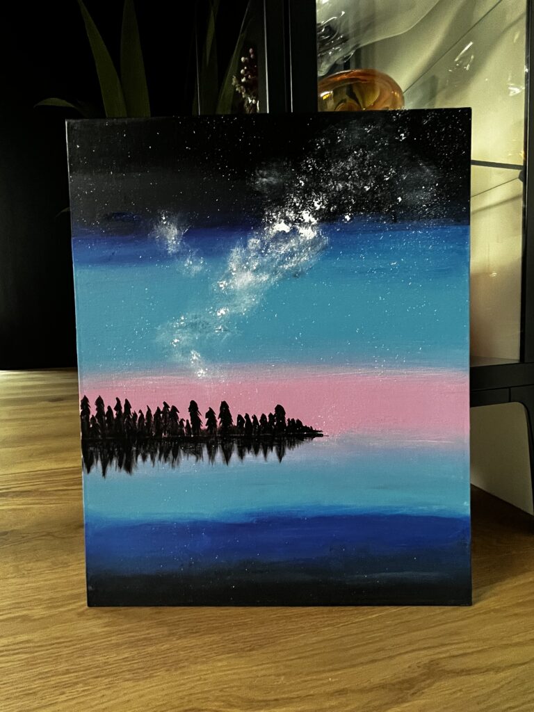 Akrüülmaal, mis kujutab öist tähistaevast puude kohal, nende ees peegelduv vesi ja taevas Milky Way - the flos edit.