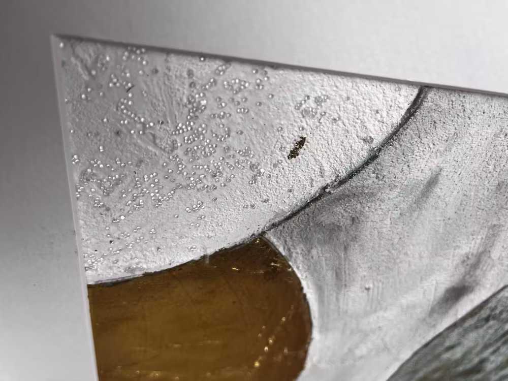 Struktuurne akrüülmaal "Kuldne Valge / Golden White", kus on kujutatud mitmeid reljeefseid kaari, mis on valged, valge-kuldsed ning kuldsed kaetud kuldlehega. Luksuslik ja sügava tekstuuriga seinakunst - the flos edit.